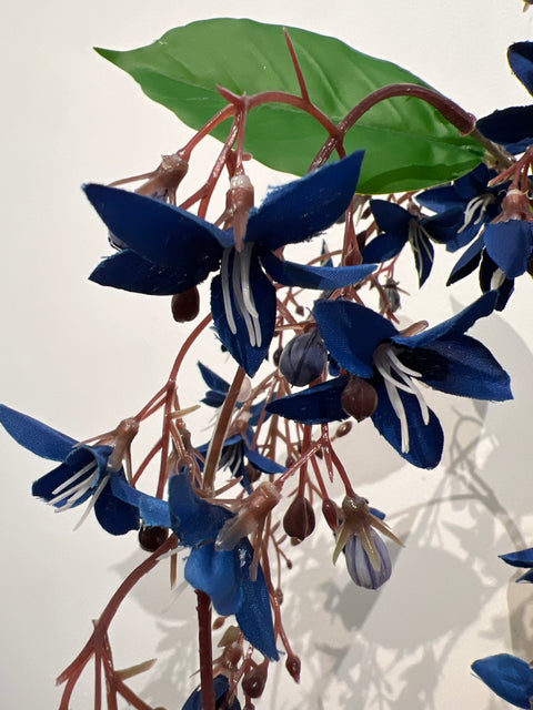 Hanging flower spray dark blue 85 cm