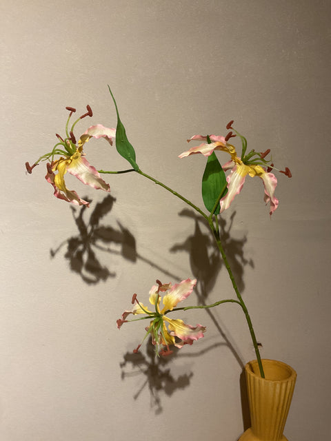 Gloriosa spray 64 cm pink